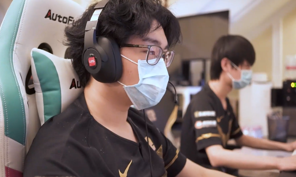 CLG血洗100T,Uzi完成史诗逆转激烈交锋淘汰赛,点燃全场激情 CLG血洗100T,Uzi完成史诗逆转激烈交锋淘汰赛,点燃全场激情